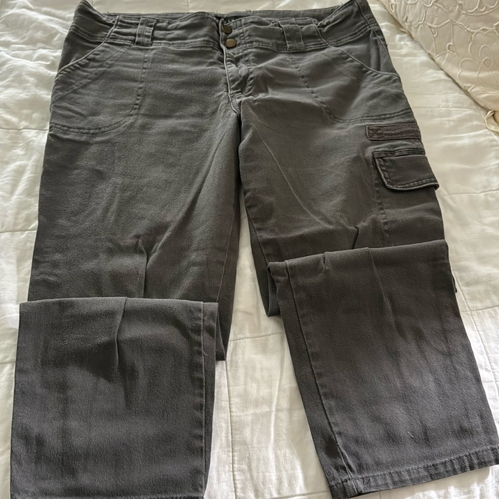 Sanctuary, gray cargo cropped pants size 31